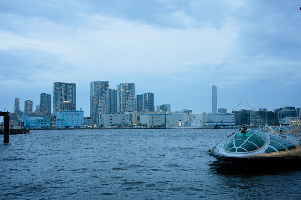 今回の会場は東京湾に浮かぶラウンジ『HOTALUNA（ホタルナ）』