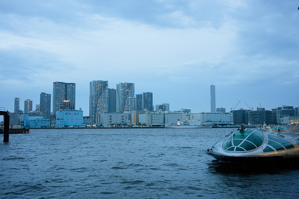 今回の会場は東京湾に浮かぶラウンジ『HOTALUNA(ホタルナ)』