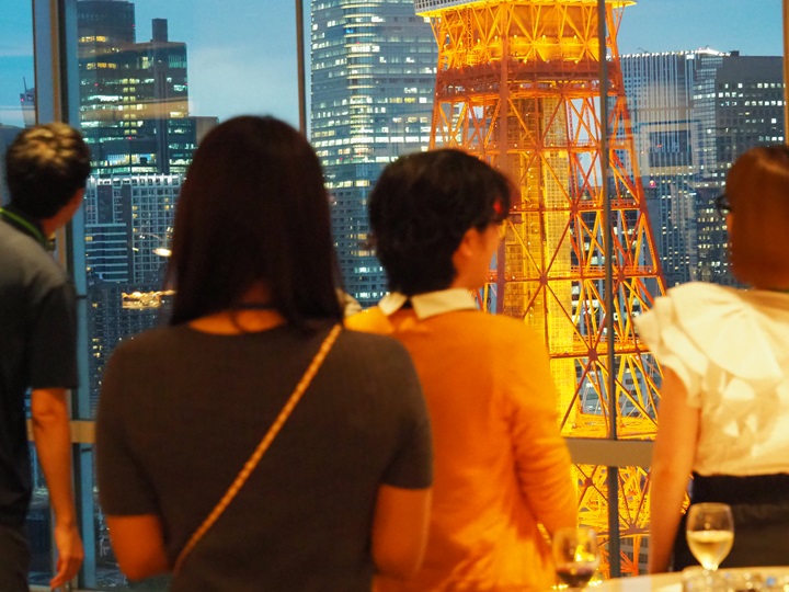 乾杯と同時にスクリーンが上がり、東京タワーが目の前に。