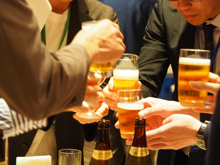 お酒を片手にLet’s Meetup!